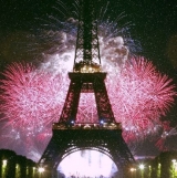 Fireworks-in-Paris-Tour-Eiffel-Erasmus-of-Paris