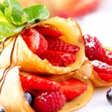 Crêpes - Sweet Pancake with fruits - Erasmus of Paris